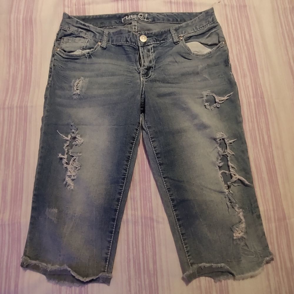 RUE21 Distressed Crops Size 13/14  (0021)